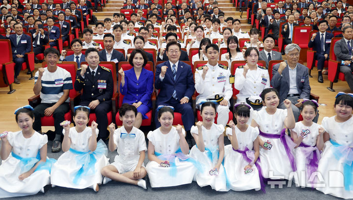 [부산=뉴시스] 고범준 기자 = 이재명 대통령과 김혜경 여사가 27일 부산 영도구에서 열린 제31회 바다의 날 기념식에서 참석자들과 기념촬영을 하고 있다. 2026.05.27. bjko@newsis.com