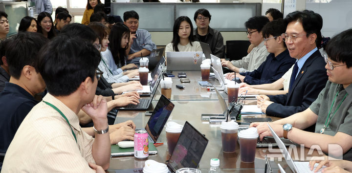 [세종=뉴시스] 강종민 기자 = 김영훈 고용노동부 장관이 27일 세종시 정부세종청사에서 출입기자단을 만나 고용노동 현안에 대해 발언하고 있다. 2026.05.27. ppkjm@newsis.com