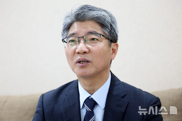[서울=뉴시스] 박진희 기자 = 이길배 제48차 세계유산위원회 준비기획단 단장이 27일 부산 벡스코에서 열린 핵심지질유산지역(KGA, Key Geoheritage Areas) 보전프로그램 전략 수립을 위한 ‘K-지질유산의 현황과 전망’ 국제학술대회에 앞서 인터뷰를 하고 있다. 2026.05.27. pak7130@newsis.com
