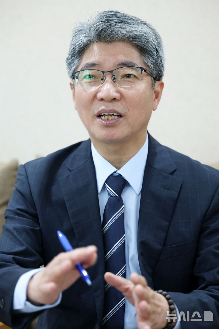 [서울=뉴시스] 박진희 기자 = 이길배 제48차 세계유산위원회 준비기획단 단장이 27일 부산 벡스코에서 열린 핵심지질유산지역(KGA, Key Geoheritage Areas) 보전프로그램 전략 수립을 위한 ‘K-지질유산의 현황과 전망’ 국제학술대회에 앞서 인터뷰를 하고 있다. 2026.05.27. pak7130@newsis.com