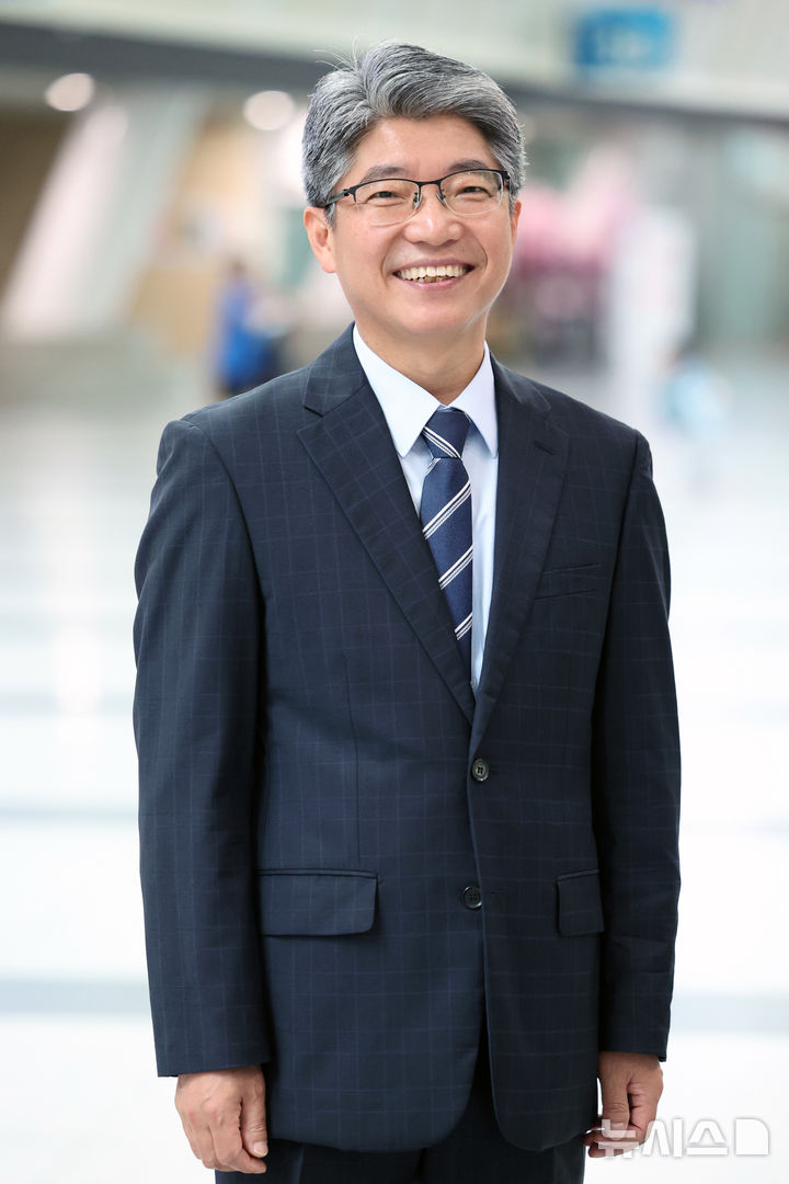 [서울=뉴시스] 박진희 기자 = 이길배 제48차 세계유산위원회 준비기획단 단장이 27일 부산 벡스코에서 열린 핵심지질유산지역(KGA, Key Geoheritage Areas) 보전프로그램 전략 수립을 위한 ‘K-지질유산의 현황과 전망’ 국제학술대회에 앞서 인터뷰를 하고 있다. 2026.05.27. pak7130@newsis.com