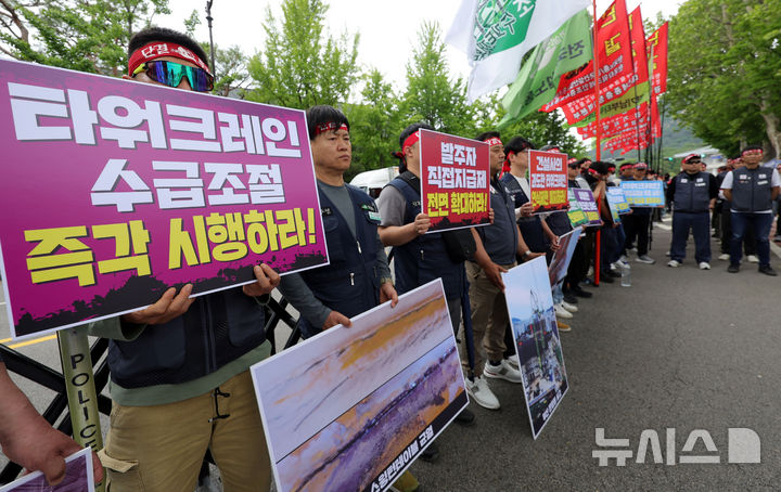 [서울=뉴시스] 홍효식 기자 = 민주노총 건설산업연맹 전국건설노동조합이 지난 27일 오전 서울 종로구 청와대 인근에서 양대노총 타워크레인노조 총파업 선포 기자회견을 하고 있다. 2026.05.27. yesphoto@newsis.com