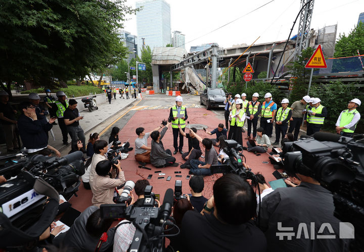 [서울=뉴시스] 조성우 기자 = 김병태 국토교통부 철도국장이 27일 서울 서대문구 서소문 고가차도 붕괴 사고 현장에서 사고 관련 관계기관 합동회의 백브리핑을 하고 있다. 2026.05.27. xconfind@newsis.com