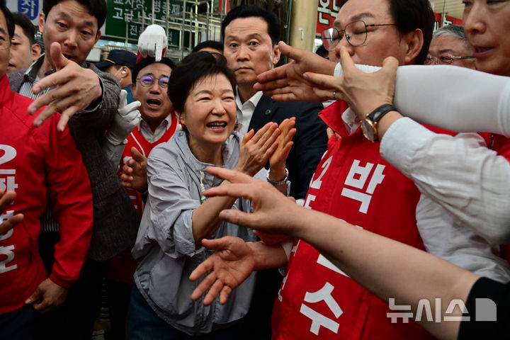 [진주=뉴시스] 차용현 기자 = 사전투표일을 이틀 남겨둔 27일 오전 박근혜 전 대통령이 경남 진주시 중앙시장을 방문해 시민들과 만나고 있다. 2026.05.27. con@newsis.com