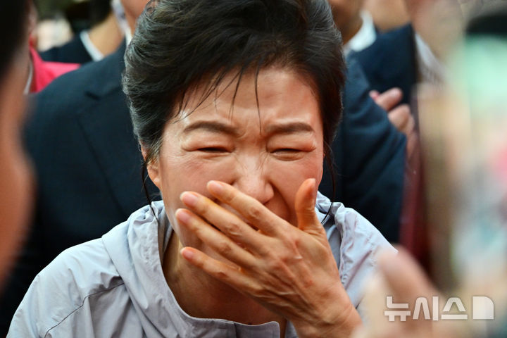 [진주=뉴시스] 차용현 기자 = 사전투표일을 이틀 남겨둔 27일 오전 경남 진주시 중앙시장을 찾은 박근혜 전 대통령이 시민들과 악수를 한 후 고통스러운 표정을 짓고 있다. 2026.05.27. con@newsis.com