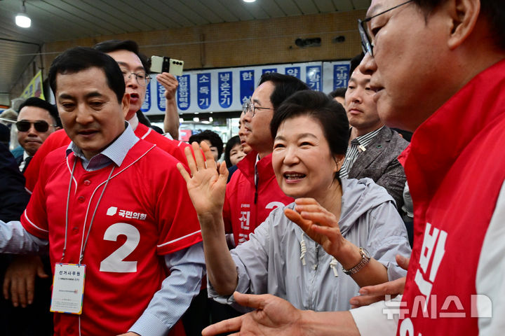 [진주=뉴시스] 차용현 기자 = 사전투표일을 이틀 남겨둔 27일 오전 박근혜 전 대통령이 경남 진주시 중앙시장을 방문해 시민들과 만나고 있다. 2026.05.27. con@newsis.com