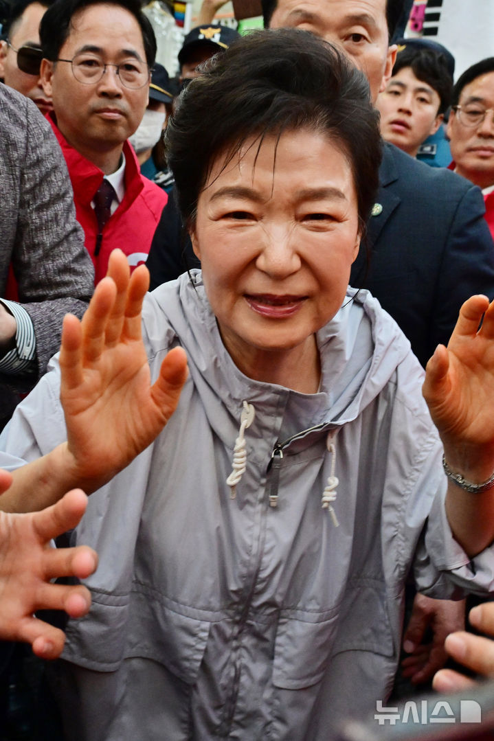 [진주=뉴시스] 차용현 기자 = 사전투표일을 이틀 남겨둔 27일 오전 박근혜 전 대통령이 경남 진주시 중앙시장을 방문해 시민들과 만나고 있다. 2026.05.27. con@newsis.com