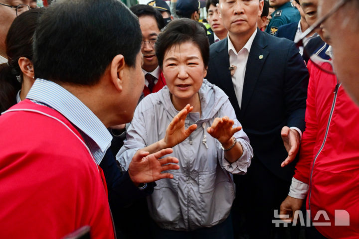 [진주=뉴시스] 차용현 기자 = 사전투표일을 이틀 남겨둔 27일 오전 박근혜 전 대통령이 경남 진주시 중앙시장을 방문해 시민들과 만나고 있다. 2026.05.27. con@newsis.com