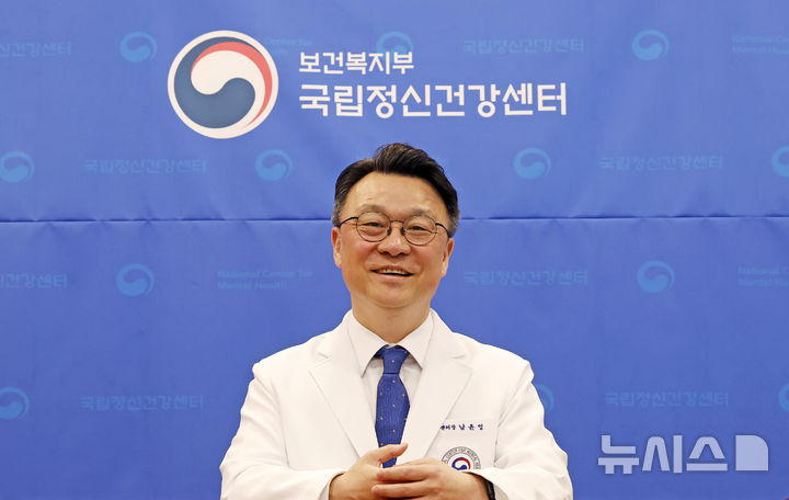 [서울=뉴시스] 김혜진 기자 = 남윤영 국립정신건강센터장이 지난달 27일 서울 광진구 국립정신건강센터에서 뉴시스와 인터뷰에 앞서 포즈를 취하고 있다. 2026.05.27. jini@newsis.com