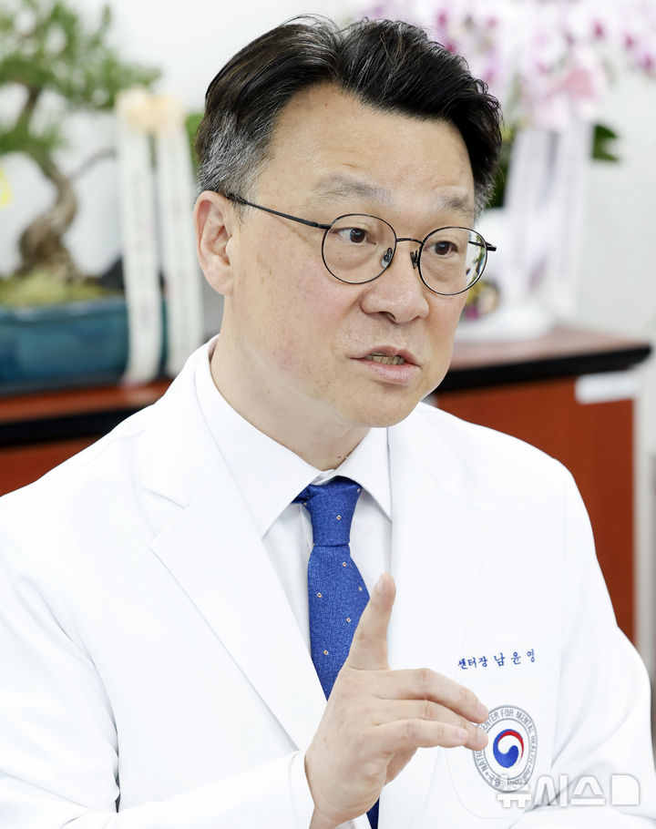 [서울=뉴시스] 김혜진 기자 = 남윤영 국립정신건강센터장이 지난달 27일 서울 광진구 국립정신건강센터에서 뉴시스와 인터뷰를 하고 있다. 2026.05.27. jini@newsis.com