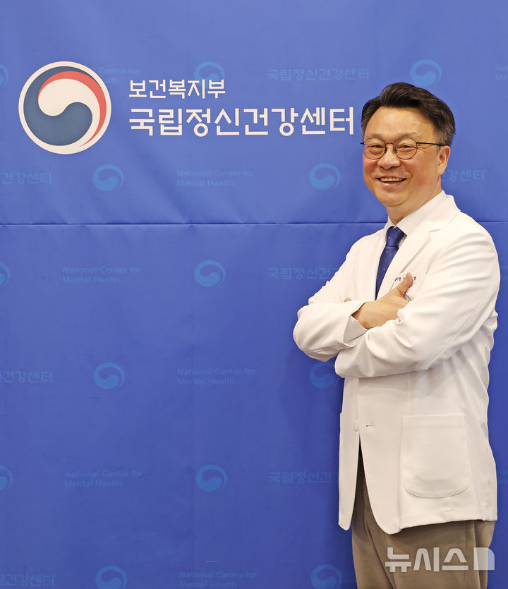 [서울=뉴시스] 김혜진 기자 = 남윤영 국립정신건강센터장이 지난달 27일 서울 광진구 국립정신건강센터에서 뉴시스와 인터뷰에 앞서 포즈를 취하고 있다. 2026.05.27. jini@newsis.com