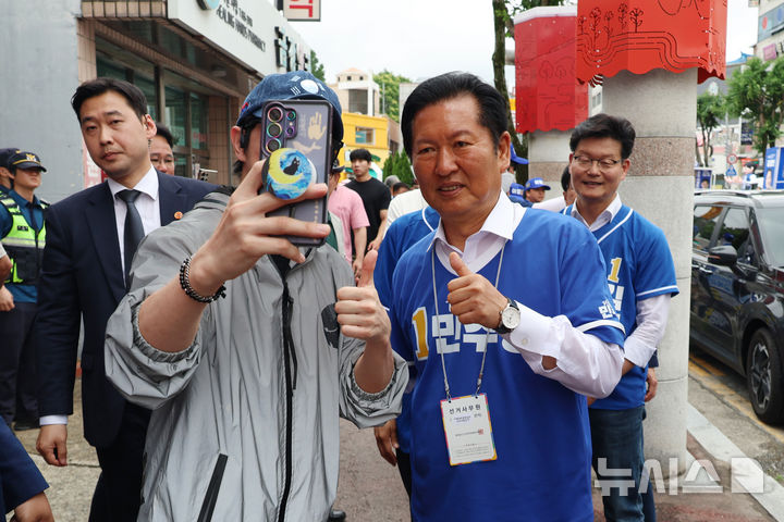 [공주=뉴시스] 고승민 기자 = 정청래 더불어민주당 총괄상임선거대책위원장이 27일 충남 공주 신관동 흑수골길을 찾아 김영빈(공주·부여·청양) 국회의원·김정섭 공주시장 후보 지원유세를 마친 뒤 지지자와 기념촬영을 하고 있다. 2026.05.27. kkssmm99@newsis.com
