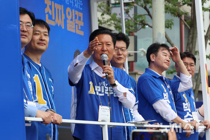 [공주=뉴시스] 고승민 기자 = 정청래 더불어민주당 총괄상임선거대책위원장이 27일 충남 공주 신관동 흑수골길을 찾아 김영빈(공주·부여·청양) 국회의원·김정섭 공주시장 후보 지원유세를 하고 있다. 2026.05.27. kkssmm99@newsis.com