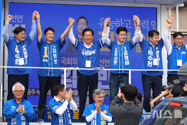 [공주=뉴시스] 고승민 기자 = 정청래 더불어민주당 총괄상임선거대책위원장이 27일 충남 공주 신관동 흑수골길을 찾아 김영빈(공주·부여·청양) 국회의원·김정섭 공주시장 후보 지원유세를 하고 있다. 2026.05.27. kkssmm99@newsis.com