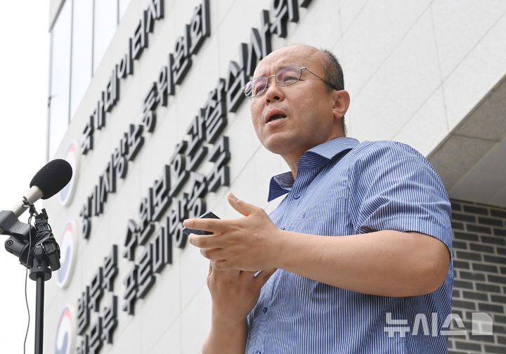 [수원=뉴시스] 김종택기자 = 민경권 대한민국주주운동본부 대표가 27일 경기 수원시 영통구 경기노동위원회에서 삼성전자 노동조합의 임금교섭 잠정합의안 찬반투표 결과에 대한 입장을 밝히고 있다. 2026.05.27. jtk@newsis.com
