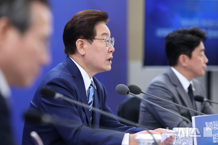 [부산=뉴시스] 고범준 기자 = 이재명 대통령이 27일 부산 해운대구에서 열린 제48차 유네스코 세계유산위원회 개최 준비 현황 보고회에서 발언하고 있다. 2026.05.27. bjko@newsis.com