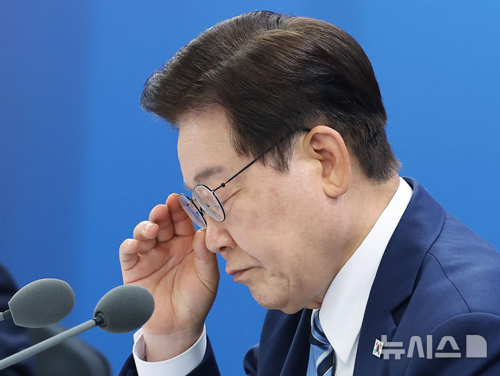 [부산=뉴시스] 고범준 기자 = 이재명 대통령이 27일 부산 해운대구에서 열린 제48차 유네스코 세계유산위원회 개최 준비 현황 보고회에서 자료를 살펴보고 있다. 2026.05.27. bjko@newsis.com