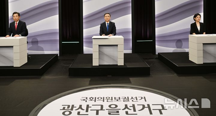 [광주=뉴시스] 이현행 기자 = 27일 오후 KBS광주방송총국 공개홀에서 광주 광산을 국회의원 보궐선거 방송토론회가 열리기 전 후보들이 기념촬영을 하고 있다.왼쪽부터 국민의힘 안태욱·더불어민주당 임문영·조국혁신당 배수진 후보. 2026.05.27. lhh@newsis.com