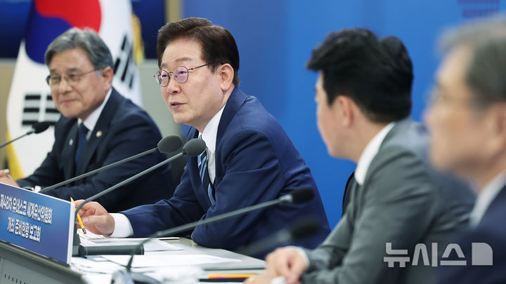 [부산=뉴시스] 고범준 기자 = 이재명 대통령이 27일 부산 해운대구에서 열린 제48차 유네스코 세계유산위원회 개최 준비 현황 보고회에서 발언하고 있다. 2026.05.27. bjko@newsis.com