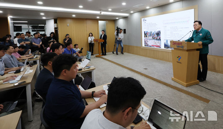 [서울=뉴시스] 박주성 기자 = 임춘근 서울시 도시기반시설본부장이 27일 오후 서울시청 브리핑룸에서 서소문고가차도 사고 발생 경위 및 향후계획을 발표하고 있다. 2026.05.27. park7691@newsis.com
