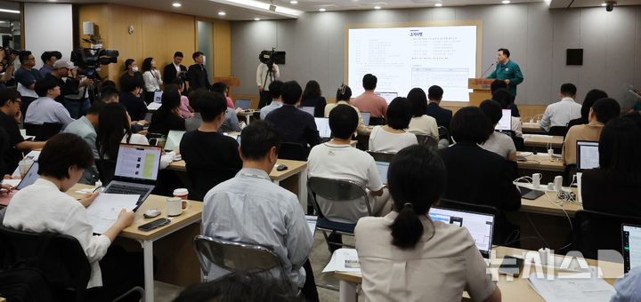 [서울=뉴시스] 박주성 기자 = 임춘근 서울시 도시기반시설본부장이 27일 오후 서울시청 브리핑룸에서 서소문고가차도 사고 발생 경위 및 향후계획을 발표하고 있다. 2026.05.27. park7691@newsis.com