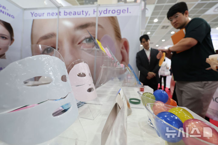 [서울=뉴시스] 권창회 기자 = 27일 서울 강남구 코엑스에서 열린 2026 서울국제화장품·미용산업박람회에서 관람객들이 부스를 둘러보고 있다. 2026.05.27. kch0523@newsis.com