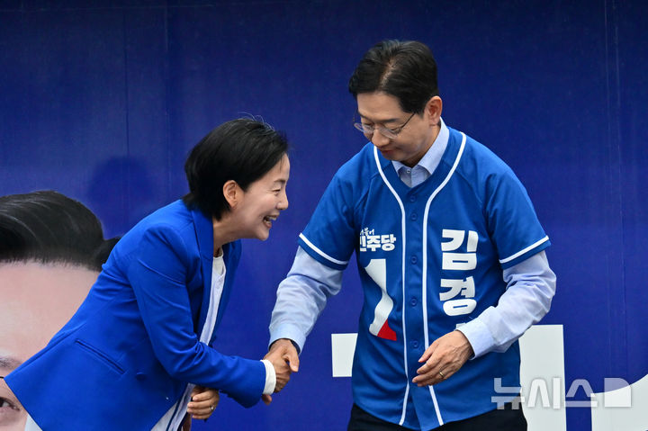 [하동=뉴시스] 차용현 기자 = 사전투표일을 이틀 남겨둔 27일 오전 경남 하동군을 찾은 김경수 더불어민주당 경남지사 후보가 제윤경 하동군수 후보와 유세차량에 올라 인사를 나누고 있다. 2026.05.27. con@newsis.com