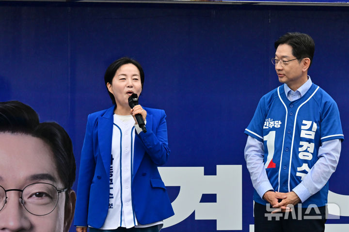 [하동=뉴시스] 차용현 기자 = 사전투표일을 이틀 남겨둔 27일 오전 경남 하동군을 찾은 김경수 더불어민주당 경남지사 후보가 제윤경 하동군수 후보와 유세차량에 올라 지지를 호소하고 있다. 2026.05.27. con@newsis.com