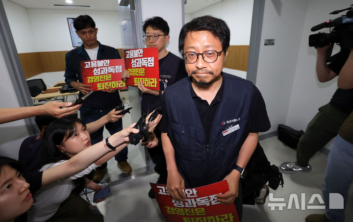 [수원=뉴시스] 홍효식 기자 = 서승욱 카카오 노조 지회장이 27일 오후 경기도 수원시 영통구 경기지방노동위원회에서 열린 노사 2차 조정회의에 참석하고 있다. 2026.05.27. yesphoto@newsis.com