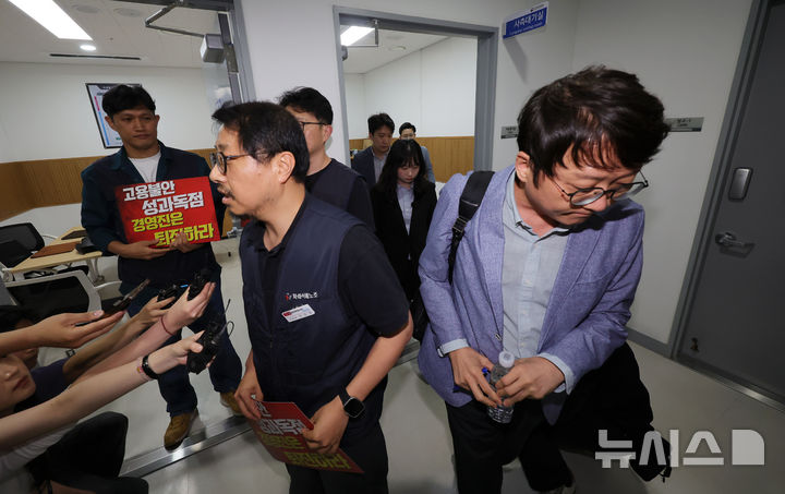[수원=뉴시스] 홍효식 기자 = 서승욱 카카오 노조 지회장이 지난 27일 오후 경기도 수원시 영통구 경기지방노동위원회에서 열린 노사 2차 조정회의에 참석하기 앞서 취재진 질문에 답하고 있는 가운데 카카오 사측 관계자들이 회의실로 입장하고 있다. 2026.05.27. yesphoto@newsis.com