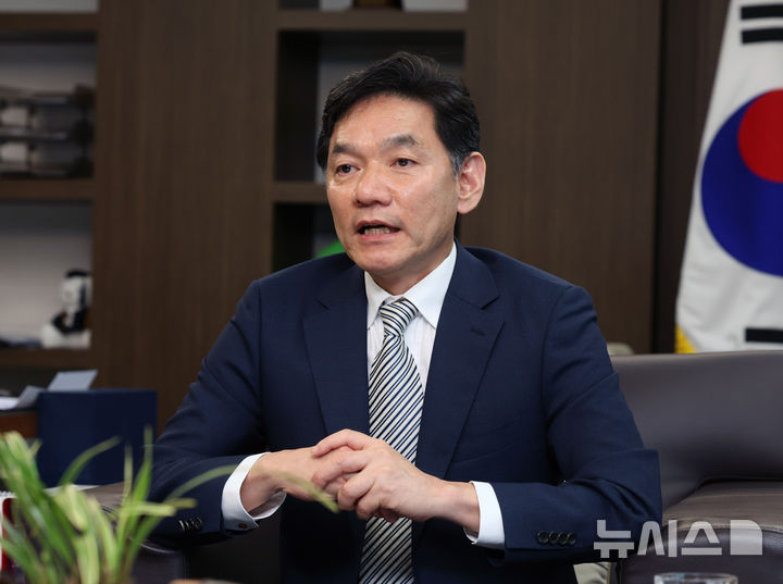 [서울=뉴시스] 배훈식 기자 = 김종오 한국방송통신대학교 총장이 27일 오후 서울 종로구 한국방통대 대학본부 총장실에서 뉴시스와 인터뷰를 하고 있다. 2026.05.27. dahora83@newsis.com