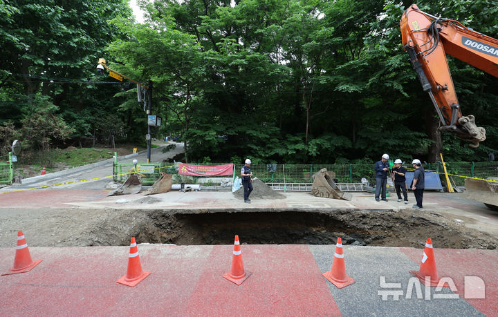 [서울=뉴시스] 박주성 기자 = 27일 오후 서울 강남구 수서동 수서역 인근 아파트 공사 현장에서 매몰 사고가 발생해 관계자들이 사고현장을 둘러보고 있다. 경찰과 소방 등에 따르면 이날 오후 공사장 배수관 작업 중 매몰 사고가 발생했다는 신고가 접수됐다.이 중 60대 남성 1명이 심정지 상태로 발견돼 심폐소생술을 받으며 병원으로 이송됐다. 현장에 있던 다른 2명도 이송돼 치료를 받고 있다.경찰은 정확한 피해 규모와 사고 경위 등을 확인하고 있다. 2026.05.27. park7691@newsis.com