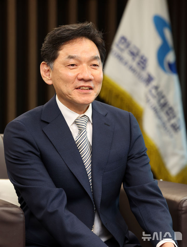 [서울=뉴시스] 배훈식 기자 = 김종오 한국방송통신대학교 총장이 27일 오후 서울 종로구 한국방통대 대학본부 총장실에서 뉴시스와 인터뷰를 하고 있다. 2026.05.27. dahora83@newsis.com