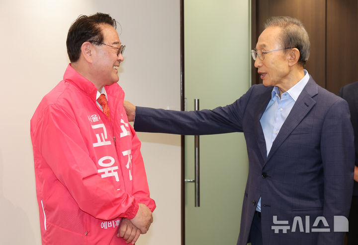 [서울=뉴시스] 황준선 기자 = 조전혁 서울시교육감 후보가 27일 오후 서울 서초구 청계재단에서 이명박 전 대통령을 예방해 인사를 나누고 있다. 2026.05.27. hwang@newsis.com