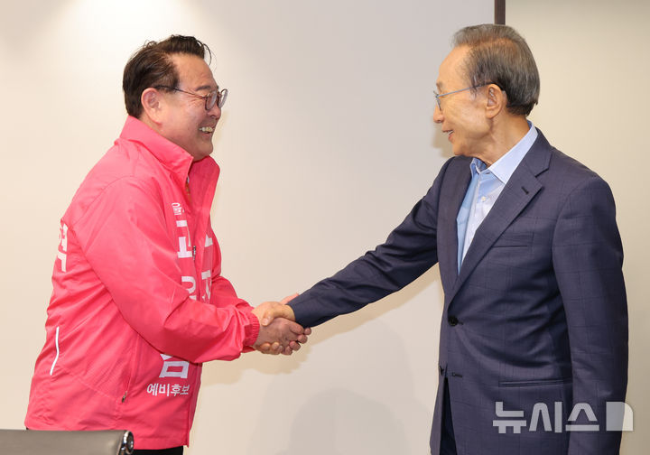 [서울=뉴시스] 황준선 기자 = 조전혁 서울시교육감 후보가 27일 오후 서울 서초구 청계재단에서 이명박 전 대통령을 예방해 인사를 나누고 있다. 2026.05.27. hwang@newsis.com