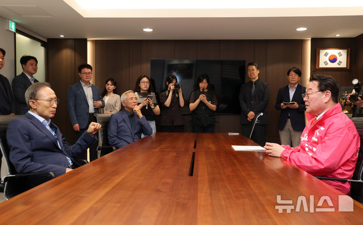 [서울=뉴시스] 황준선 기자 = 조전혁 서울시교육감 후보가 27일 오후 서울 서초구 청계재단에서 이명박 전 대통령을 예방해 대화하고 있다. 2026.05.27. hwang@newsis.com