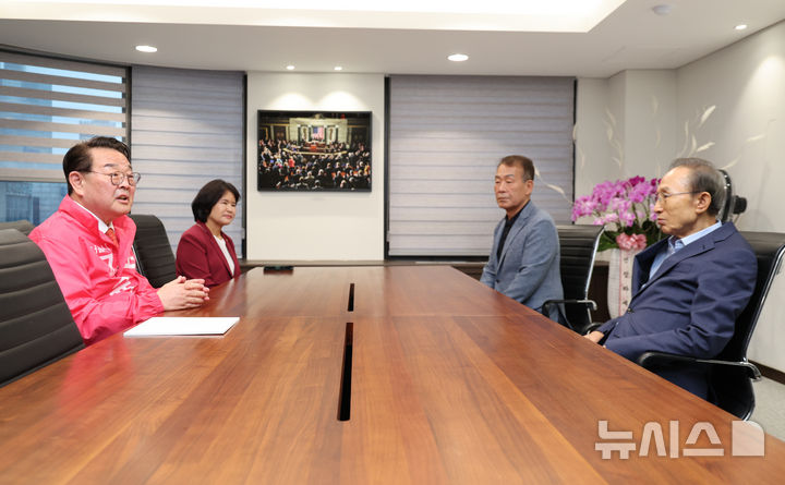 [서울=뉴시스] 황준선 기자 = 조전혁 서울시교육감 후보가 27일 오후 서울 서초구 청계재단에서 이명박 전 대통령을 예방해 대화하고 있다. 2026.05.27. hwang@newsis.com