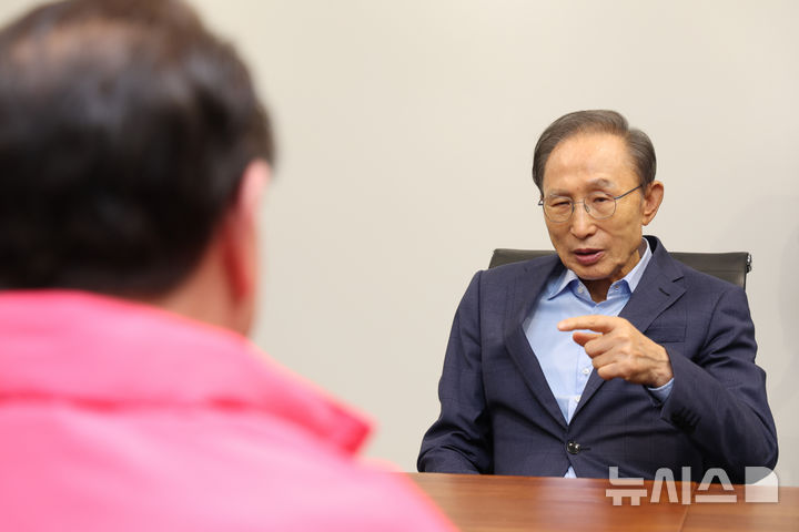 [서울=뉴시스] 황준선 기자 = 조전혁 서울시교육감 후보가 27일 오후 서울 서초구 청계재단에서 이명박 전 대통령을 예방해 대화하고 있다. 2026.05.27. hwang@newsis.com