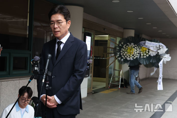 [서울=뉴시스] 조성봉 기자 = 정원오 더불어민주당 서울시장 후보가 27일 오후 서울 중구 국립중앙의료원 장례식장에서 '서소문 고가차도 붕괴 참사 희생자' 조문을 마치고 취재진의 질문에 답변하고 있다. 2026.05.27. suncho21@newsis.com