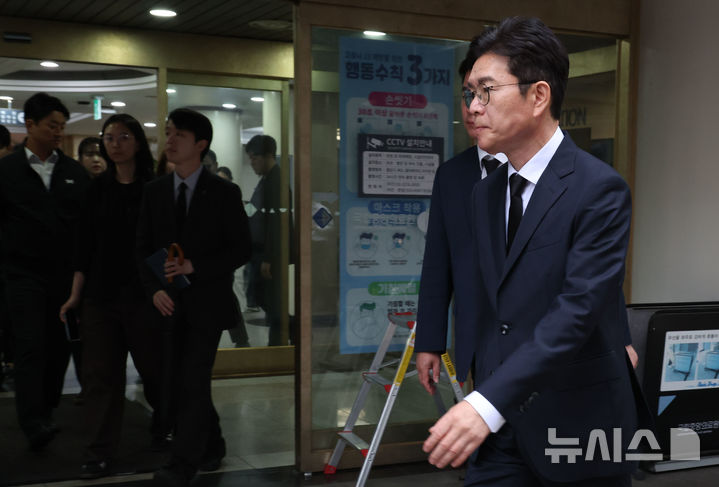 [서울=뉴시스] 조성봉 기자 = 정원오 더불어민주당 서울시장 후보가 27일 오후 서울 중구 국립중앙의료원 장례식장에서 '서소문 고가차도 붕괴 참사 희생자' 조문을 마치고 밖으로 나서고 있다. 2026.05.27. suncho21@newsis.com