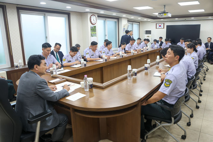 [서울=뉴시스] 정병혁 기자 = 안규백 국방부장관이 27일 서울 노원구 육군사관학교를 찾아 사관생도들과 간담회를 가지고 있다.(사진=국방부 제공) 2026.05.27. photo@newsis.com *재판매 및 DB 금지