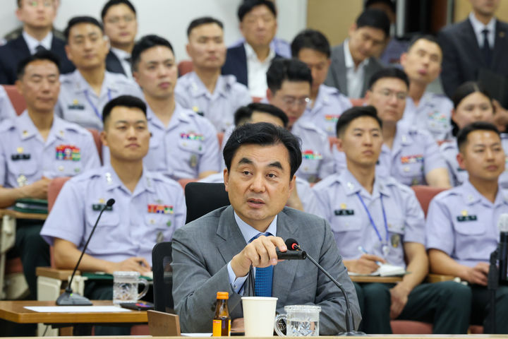 [서울=뉴시스] 정병혁 기자 = 안규백 국방부장관이 27일 서울 노원구 육군사관학교를 찾아 교수 및 훈육관과 간담회를 가지고 있다.(사진=국방부 제공) 2026.05.27. photo@newsis.com *재판매 및 DB 금지