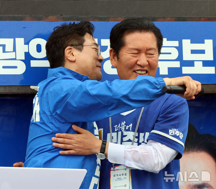 [인천=뉴시스] 전진환 기자 = 정청래 더불어민주당 대표가 27일 오후 인천 강화군 노인복지관 앞에서 제9회 전국동시지방선거 인천시장에 출마한 박찬대 후보의 지지를 호소하며 포옹하고 있다. 2026.05.27. amin2@newsis.com