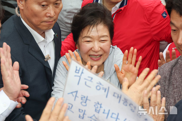 [부산=뉴시스] 하경민 기자 = 박근혜 전 대통령이 27일 오후 부산광역시 기장군 기장시장을 찾아 시민들과 인사를 나누고 있다. (공동취재) 2026.05.27. photo@newsis.com