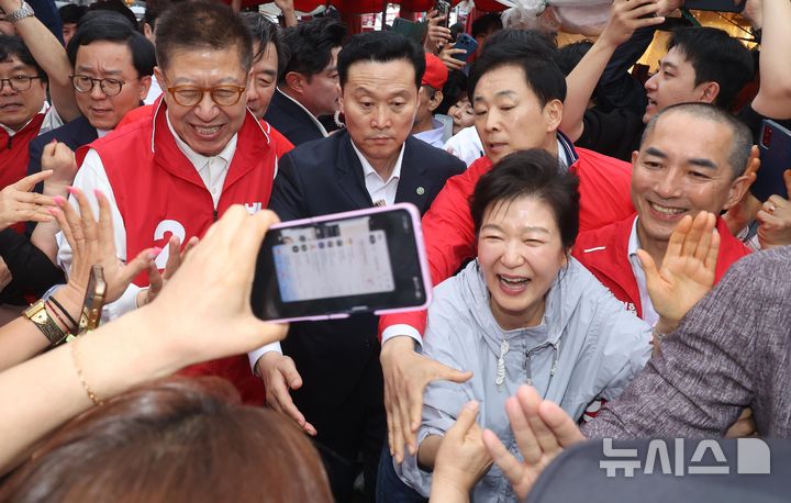[부산=뉴시스] 하경민 기자 = 박근혜 전 대통령이 27일 오후 부산 기장시장을 찾아 국민의힘 정동만 의원, 박형준 부산시장 후보, 박민식 부산 북구갑 후보와 함께 시민들에게 인사하고 있다. (공동취재) 2026.05.27. photo@newsis.com