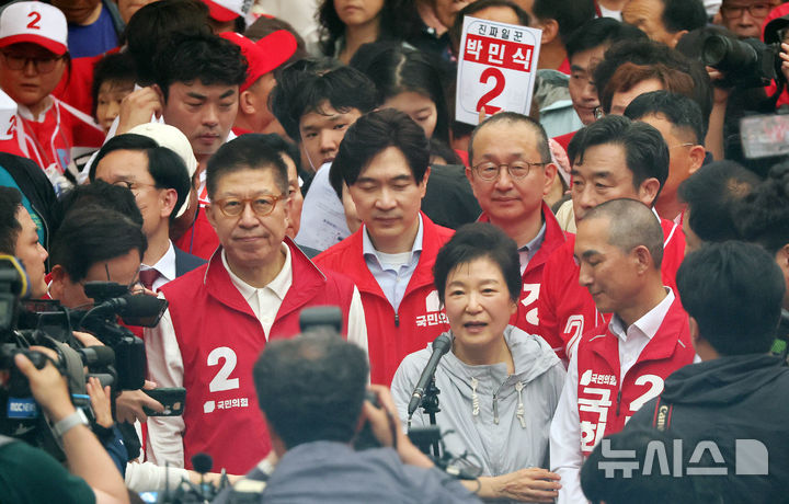  [부산=뉴시스] 하경민 기자 = 박근혜 전 대통령이 27일 오후 부산 기장군 기장시장을 방문, 박형준 부산시장 후보 등과 함께 시민들에게 인사하며 지지를 호소하고 있다. 2026.05.27. yulnetphoto@newsis.com