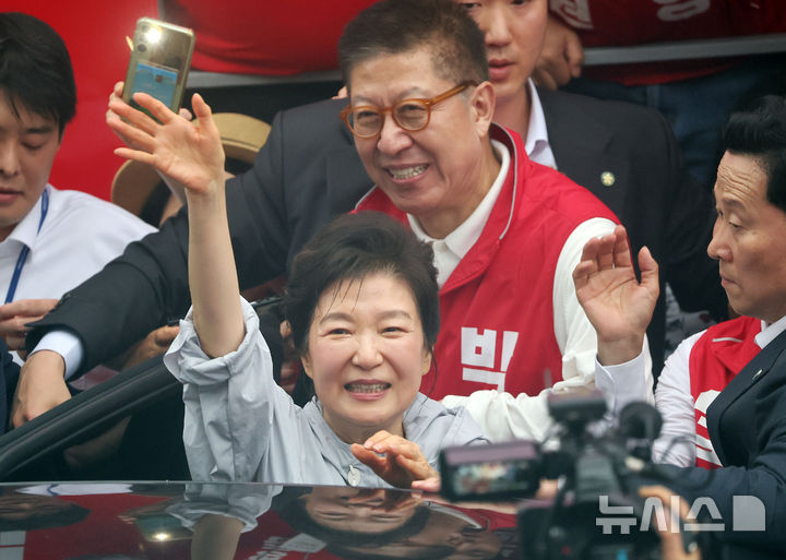  [부산=뉴시스] 하경민 기자 = 박근혜 전 대통령이 27일 오후 부산 기장군 기장시장을 방문, 박형준 부산시장 후보 등의 지지를 호소한 뒤 차량에 오르기 전 손을 들어 인사하고 있다. 2026.05.27. yulnetphoto@newsis.com