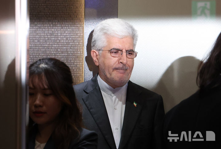 [서울=뉴시스] 조수정 기자 = 사이드 쿠제치 주한이란대사가 27일 오후 서울 종로구 외교부에서 HMM 선박 나무호 호르무즈 해협 피격 사건 조사결과와 관련해 초치돼 청사로 들어가고 있다. 2026.05.27. chocrystal@newsis.com