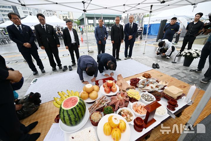 [광주=뉴시스] 이현행 기자 = 27일 오후 광주 동구 금남로 5·18민주광장에서 열린 '제46주년 5·18민중항쟁기념 부활제'에서 참석자들이 희생자의 넋을 기리며 절하고 있다. 2025.05.27. lhh@newsis.com