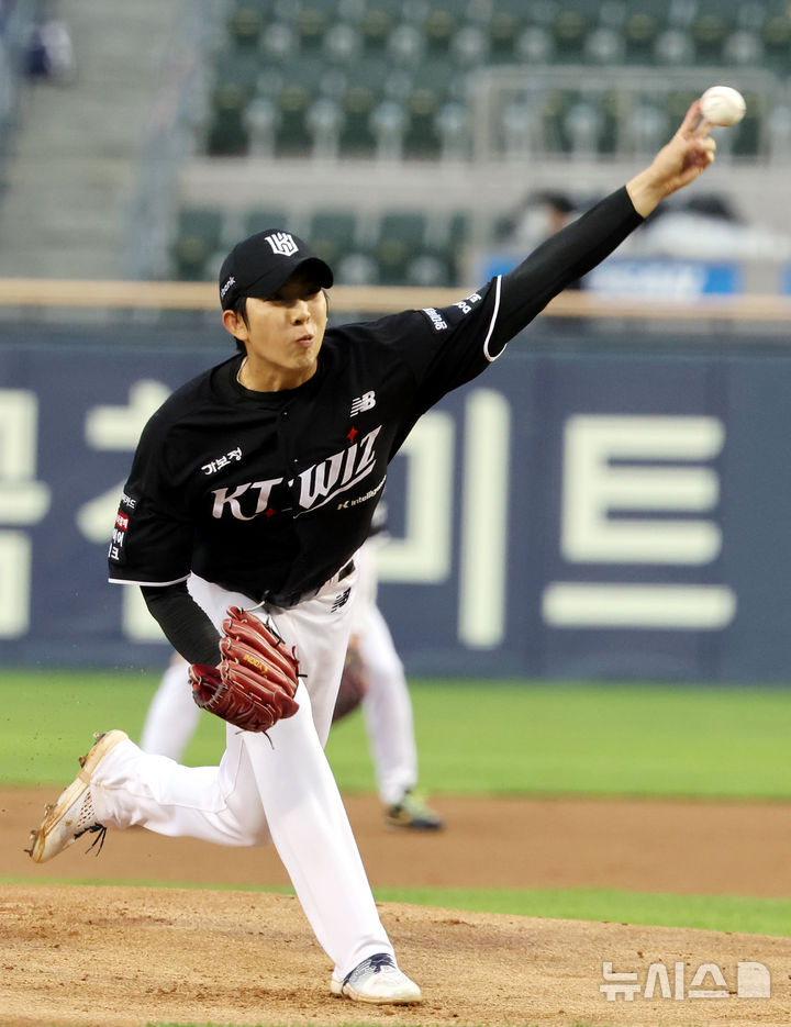 [서울=뉴시스] 박주성 기자 = 27일 오후 서울 송파구 잠실야구장에서 열린 2026 신한 SOL KBO리그 KT 위즈 대 두산 베어스의 경기, KT 선발 오원석이 역투하고 있다. 2026.05.27. park7691@newsis.com